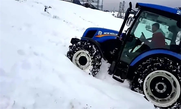 拖拉机在冰雪路面行驶