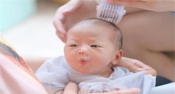 婴儿满月剃胎发的仪俗