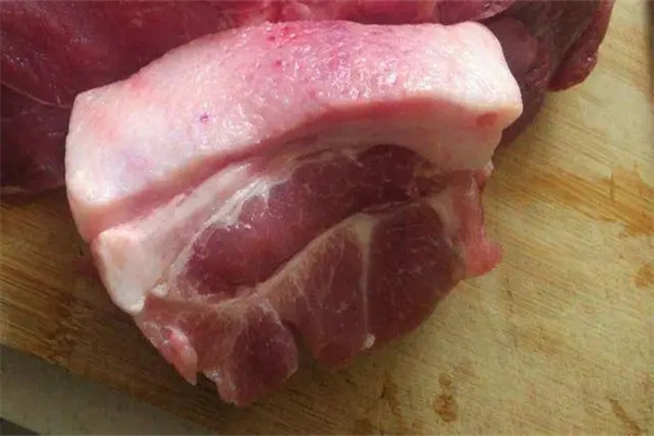 肉皮上的出血点是如何造成的
