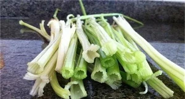 西芹叶柄空心开裂的原因及解决办法