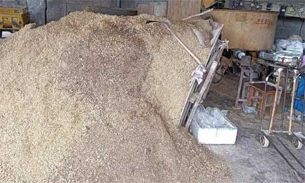 如何掌握食用菌培养料的含水量